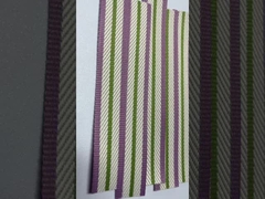 Étiquettes de vêtements tissés sur mesure Technologie de métier à l'aiguille Fer à l'arrière Des modèles personnalisés