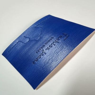 Étiquette de marque en cuir de jean bleu en relief pour sacs à manches à crochet
