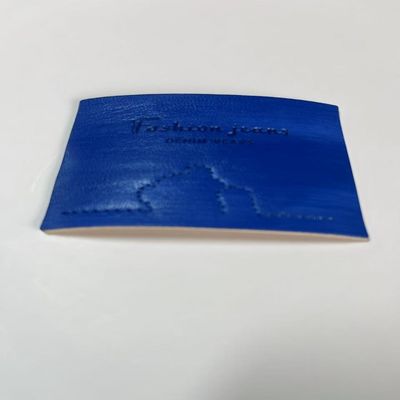 Étiquette de marque en cuir de jean bleu en relief pour sacs à manches à crochet