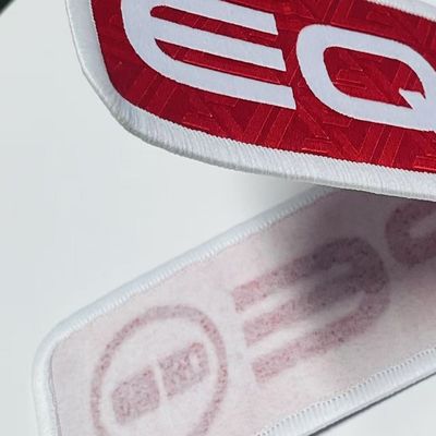 Étiquettes de vêtements personnalisées imprimées cousues en tissus