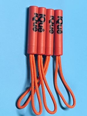 Pour les vêtements, un pull-up en plastique orange.