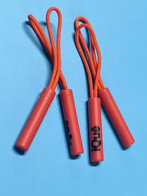 Pour les vêtements, un pull-up en plastique orange.