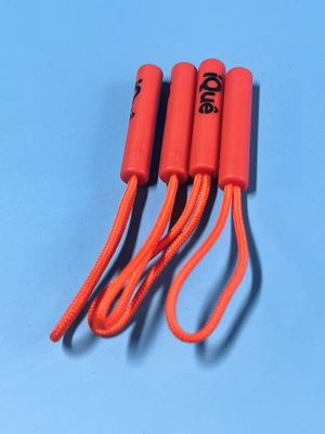 Pour les vêtements, un pull-up en plastique orange.
