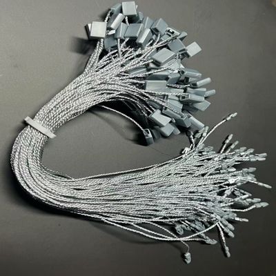 Des attaches en plastique d'aluminium et en plastique pour les vêtements en tissu
