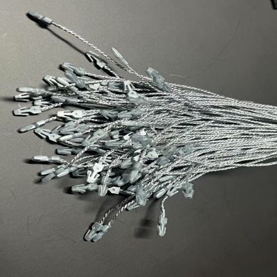 Des attaches en plastique d'aluminium et en plastique pour les vêtements en tissu
