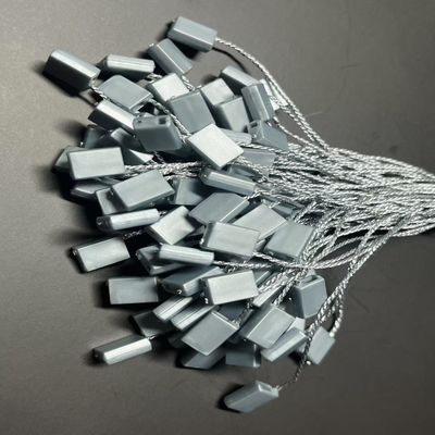 Des attaches en plastique d'aluminium et en plastique pour les vêtements en tissu