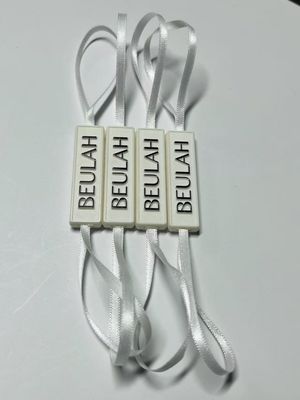 Étiquette de logo en relief épingle de verrouillage pin boucle de fixation en plastique étiquette suspendue avec corde