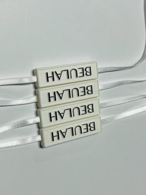 Étiquette de logo en relief épingle de verrouillage pin boucle de fixation en plastique étiquette suspendue avec corde