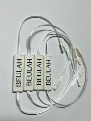 Étiquette de logo en relief épingle de verrouillage pin boucle de fixation en plastique étiquette suspendue avec corde