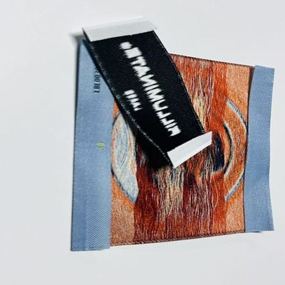 Étiquettes de vêtements tissées en vrac cousues sur étiquettes avec découpe par ultrasons