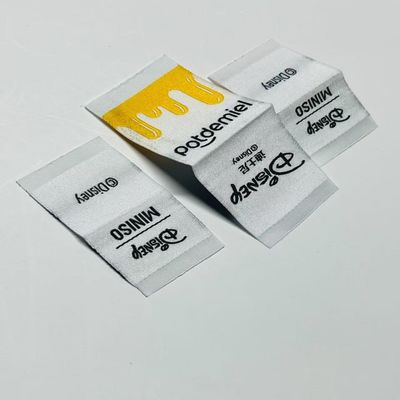 Étiquettes de vêtements tissés sur mesure Étiquettes de vêtements 0.4mm Logo 5000pcs