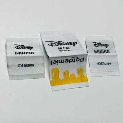 Étiquettes de vêtements tissés sur mesure Étiquettes de vêtements 0.4mm Logo 5000pcs