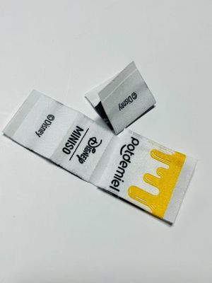 Étiquettes de vêtements tissés sur mesure Étiquettes de vêtements 0.4mm Logo 5000pcs
