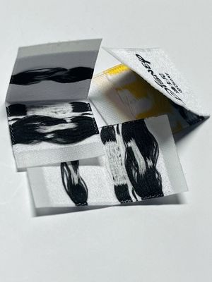 Étiquettes de vêtements tissés sur mesure Étiquettes de vêtements 0.4mm Logo 5000pcs