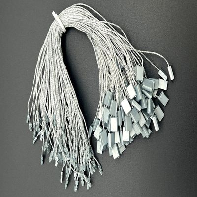 Des attaches en plastique d'aluminium et en plastique pour les vêtements en tissu