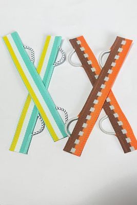 Étiquettes personnalisées de vêtements tissés artisanaux coupé par ultrasons avec bout plié Détails d'emballage 500-1000 pièces par sac ou par boîte