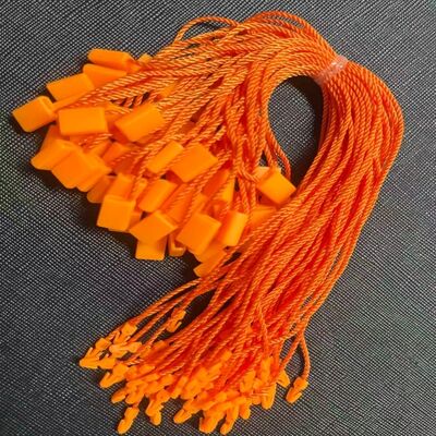 Essuyer avec un chiffon doux Attache-étiquette en plastique Longueur de suspension standard environ 10 pouces et facile à manipuler pour diverses exigences d'étiquetage