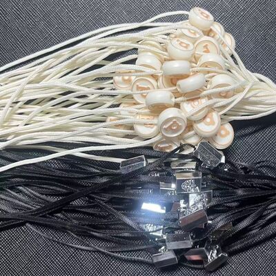 Longueur de suspension d'environ 10 pouces étiquette en plastique unique et accrocheur et facile à fixer pour l'étiquette de vêtements