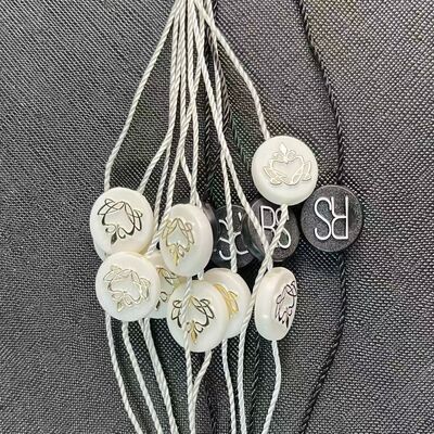 Attache étiquette en plastique d'environ 10 pouces de longueur de suspension, adapté aux sacs, fabriqué en plastique texturé durable assurant la fixation