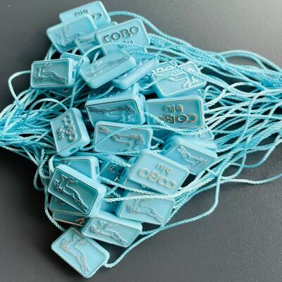 Les étiquettes en plastique conviviales et écologiques sont parfaites pour les vêtements