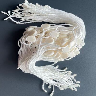 Attaches d'étiquettes en nylon solides et durables de 10 cm de long, idéales pour l'étiquetage et l'identification des stocks dans les centres de distribution